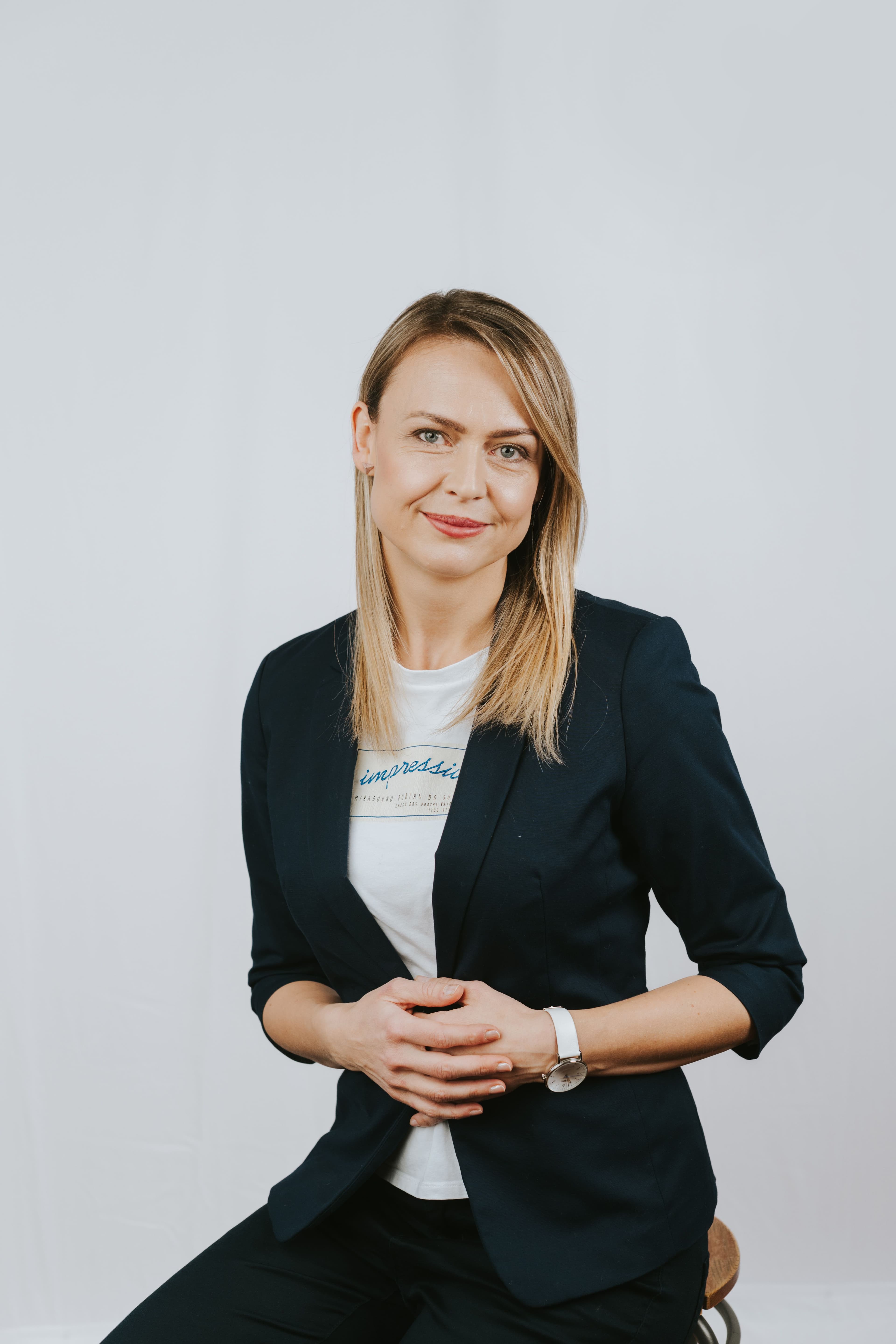 Eva Doležalová se sepnutýma rukama, studiový portrét